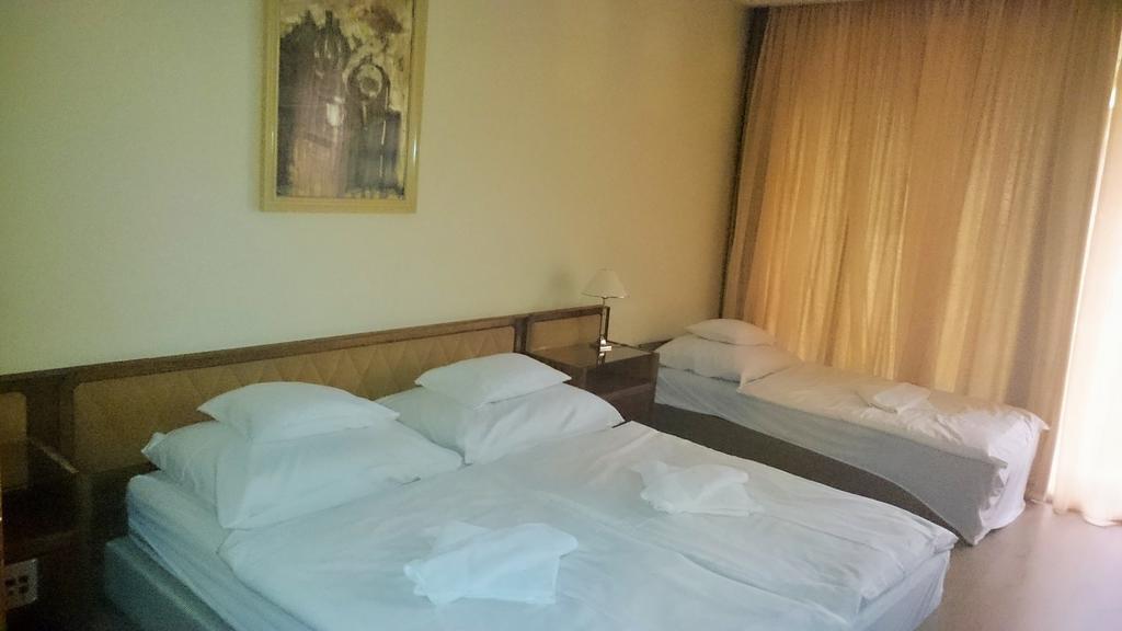 Hotel Konferencia Дьёр Экстерьер фото