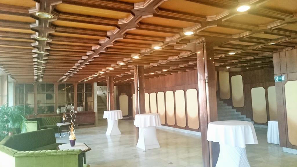 Hotel Konferencia Дьёр Экстерьер фото