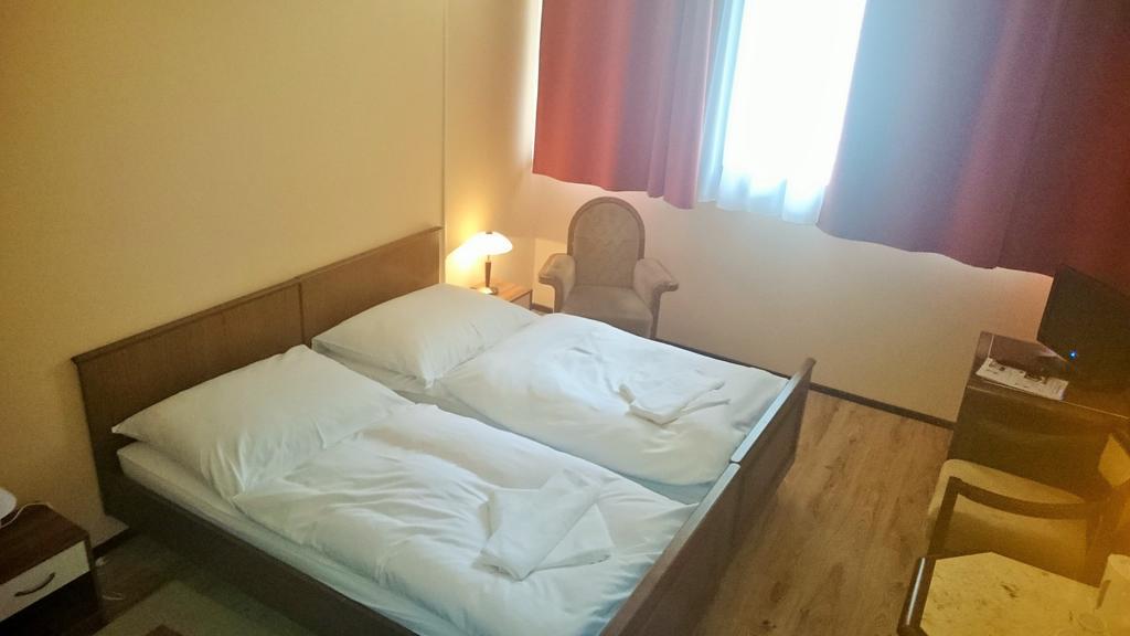 Hotel Konferencia Дьёр Экстерьер фото