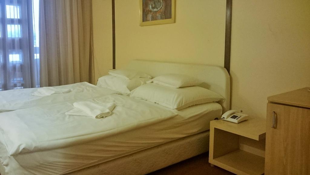 Hotel Konferencia Дьёр Экстерьер фото
