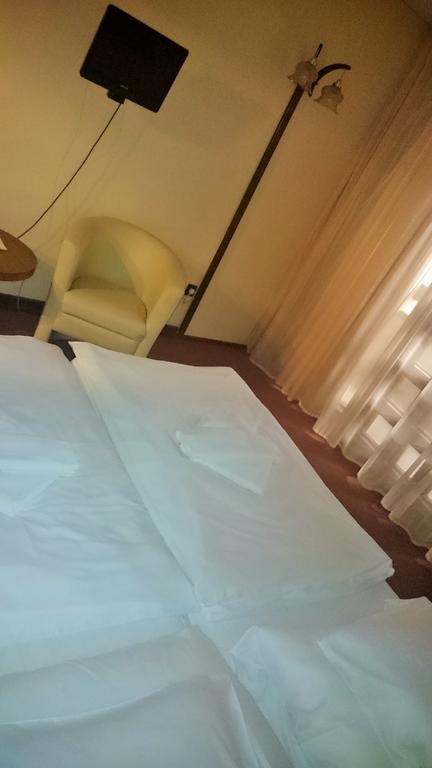 Hotel Konferencia Дьёр Экстерьер фото