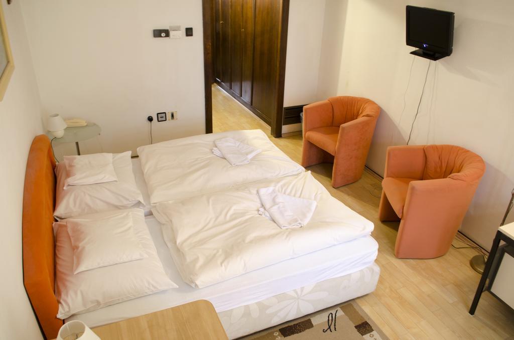 Hotel Konferencia Дьёр Экстерьер фото