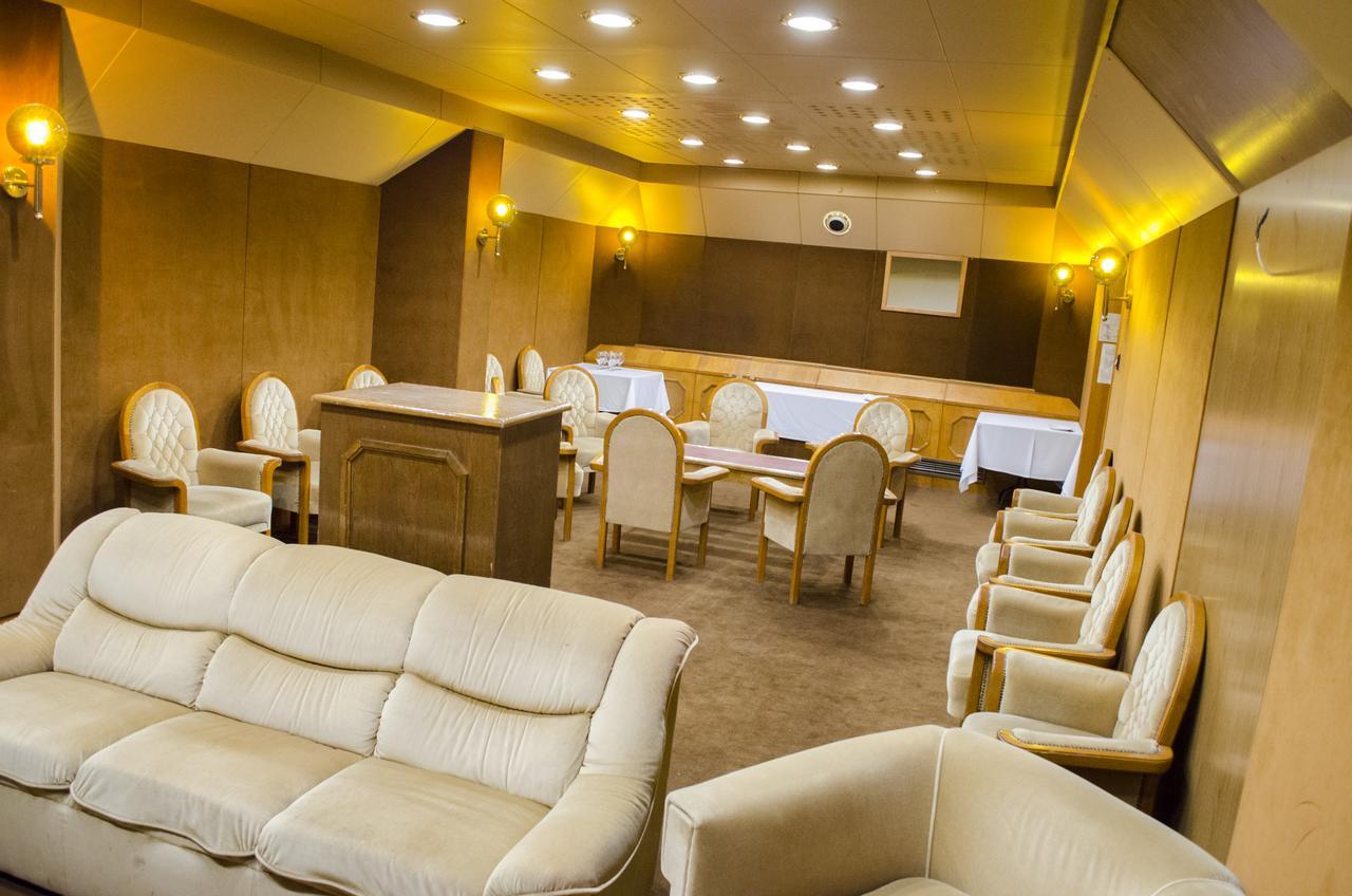 Hotel Konferencia Дьёр Экстерьер фото