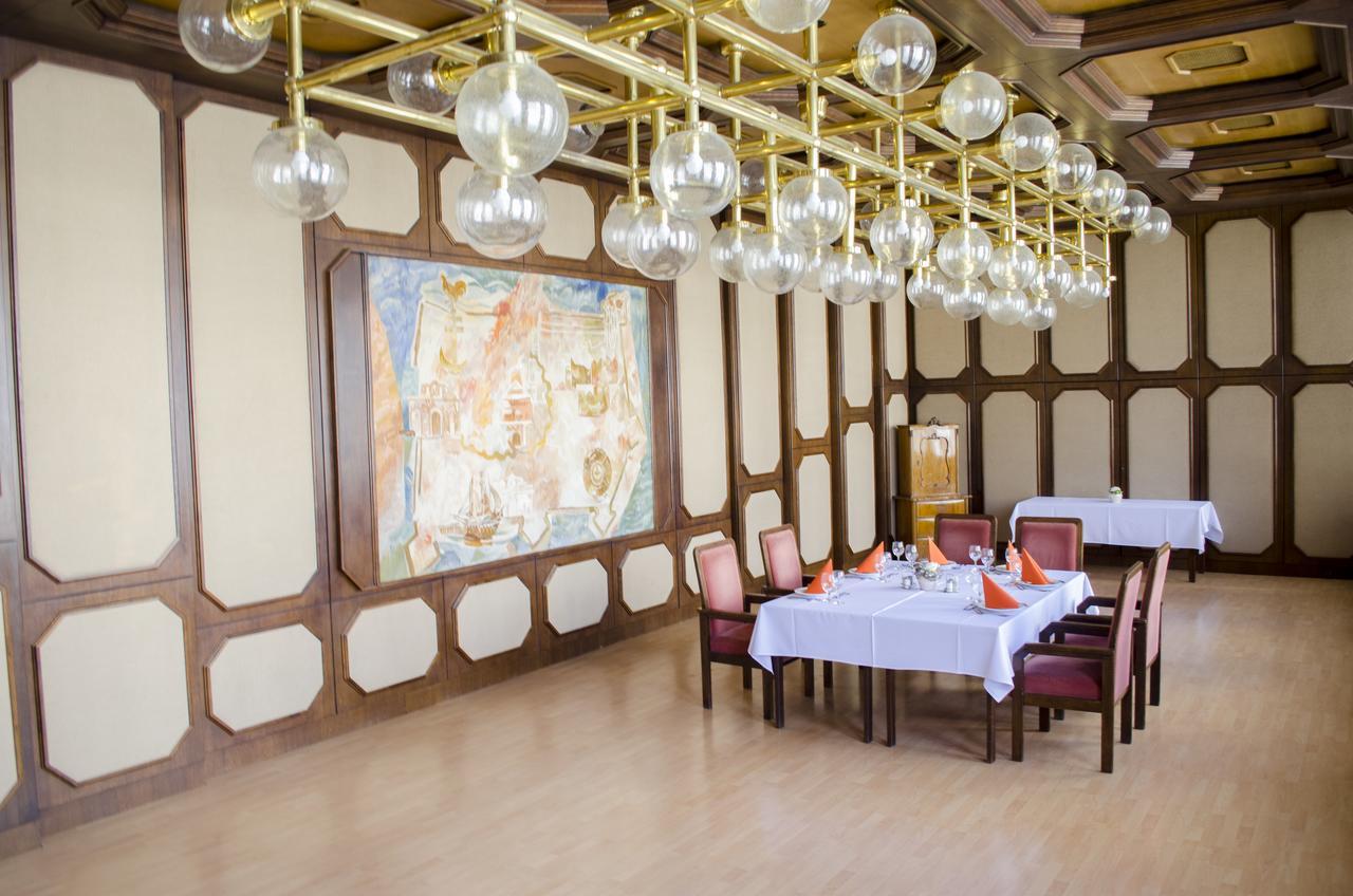 Hotel Konferencia Дьёр Экстерьер фото