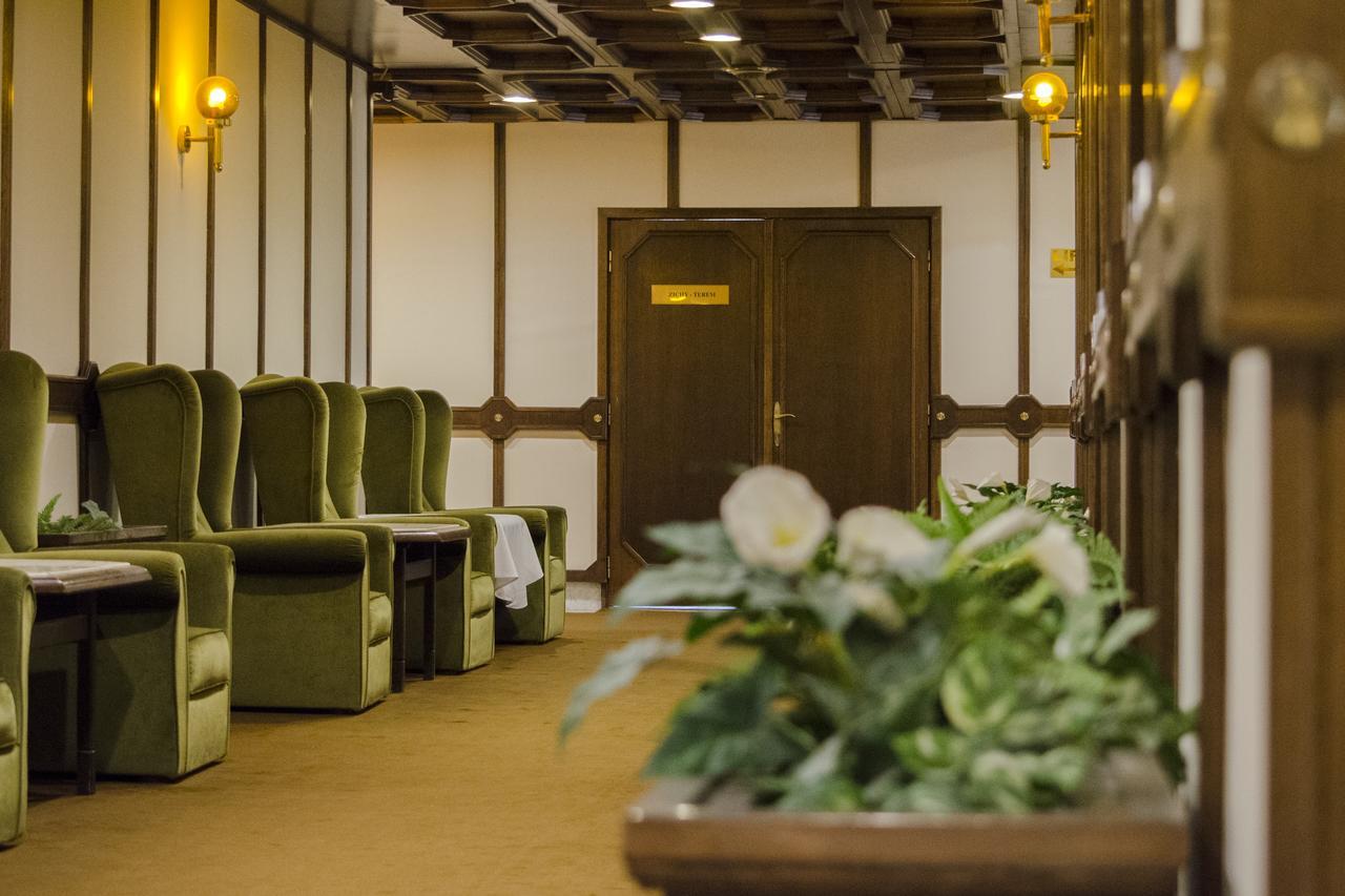 Hotel Konferencia Дьёр Экстерьер фото