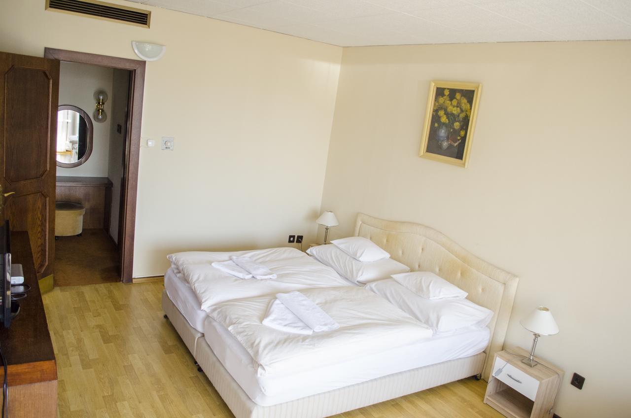 Hotel Konferencia Дьёр Экстерьер фото