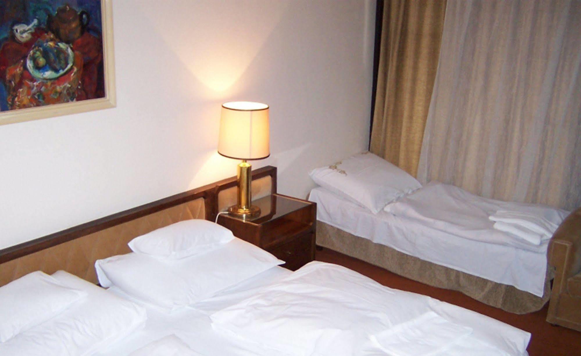 Hotel Konferencia Дьёр Экстерьер фото