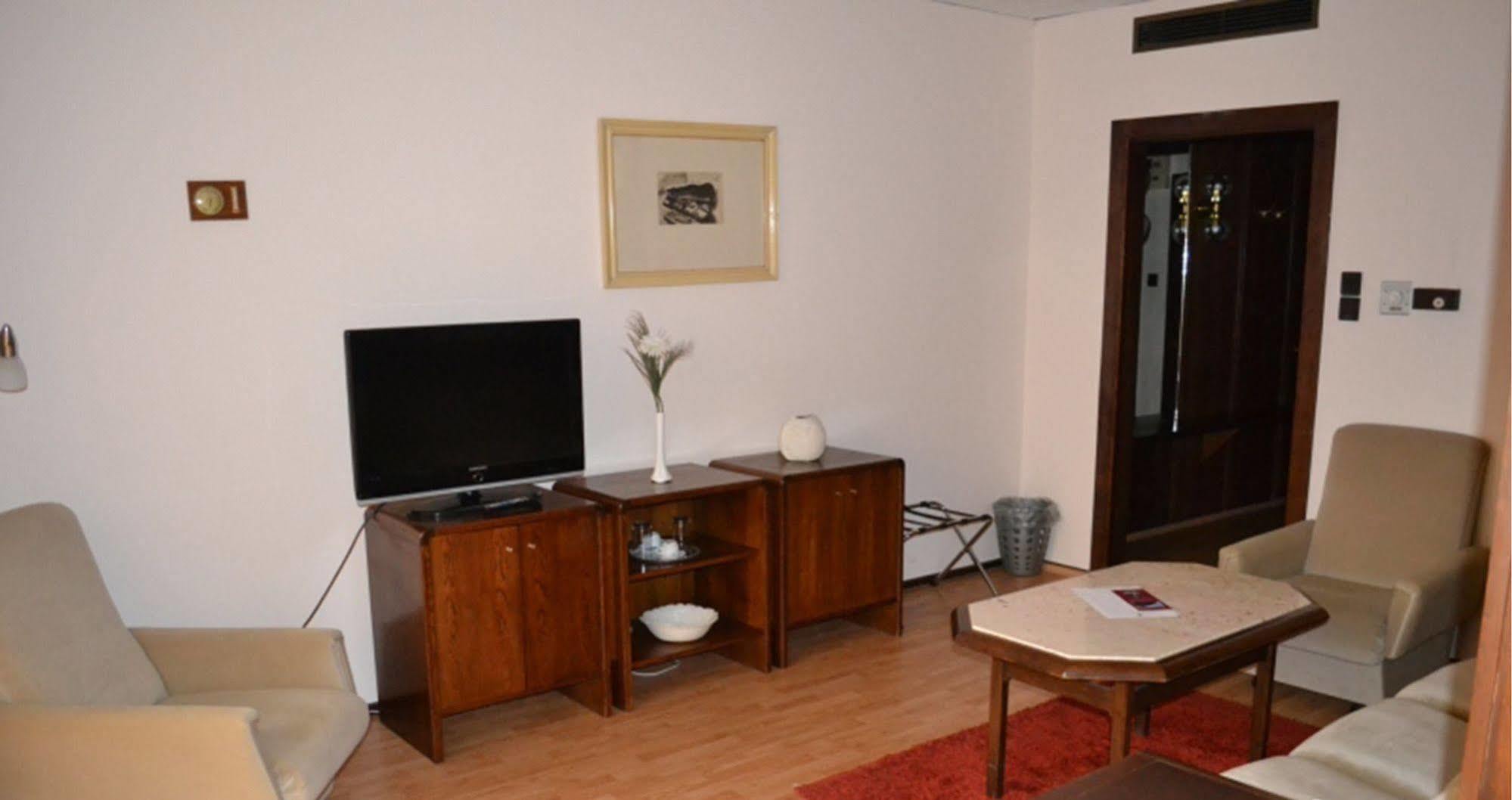 Hotel Konferencia Дьёр Экстерьер фото