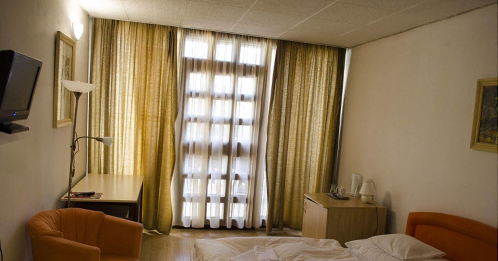 Hotel Konferencia Дьёр Экстерьер фото