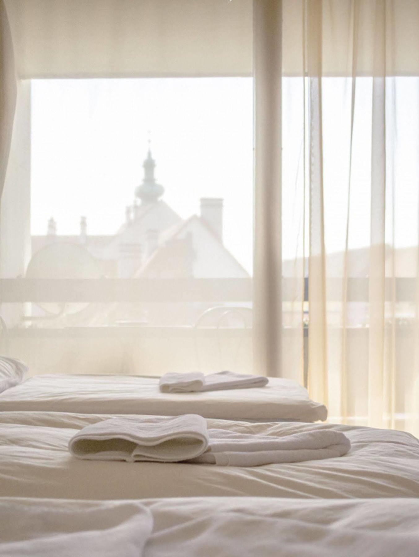 Hotel Konferencia Дьёр Экстерьер фото