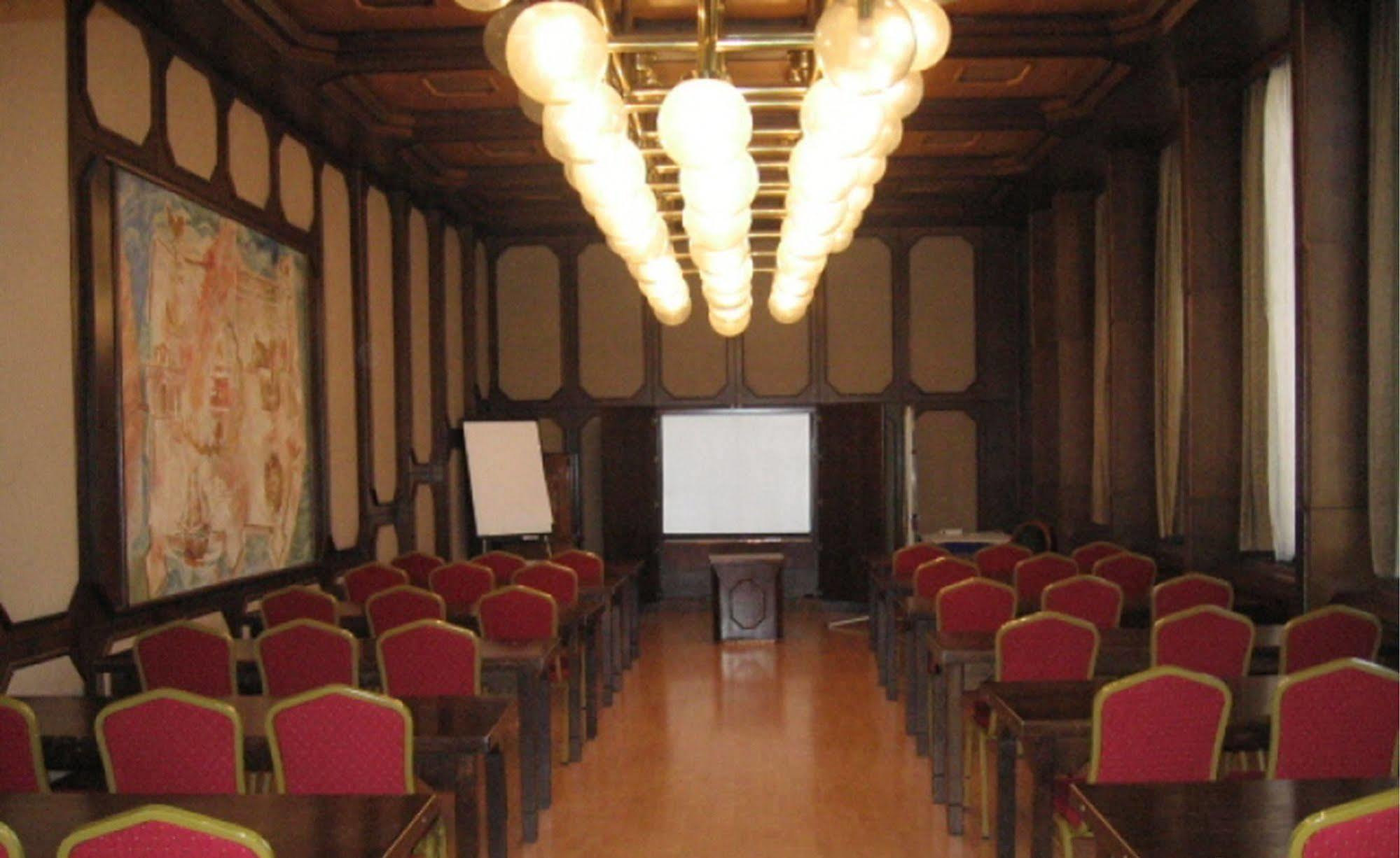 Hotel Konferencia Дьёр Экстерьер фото
