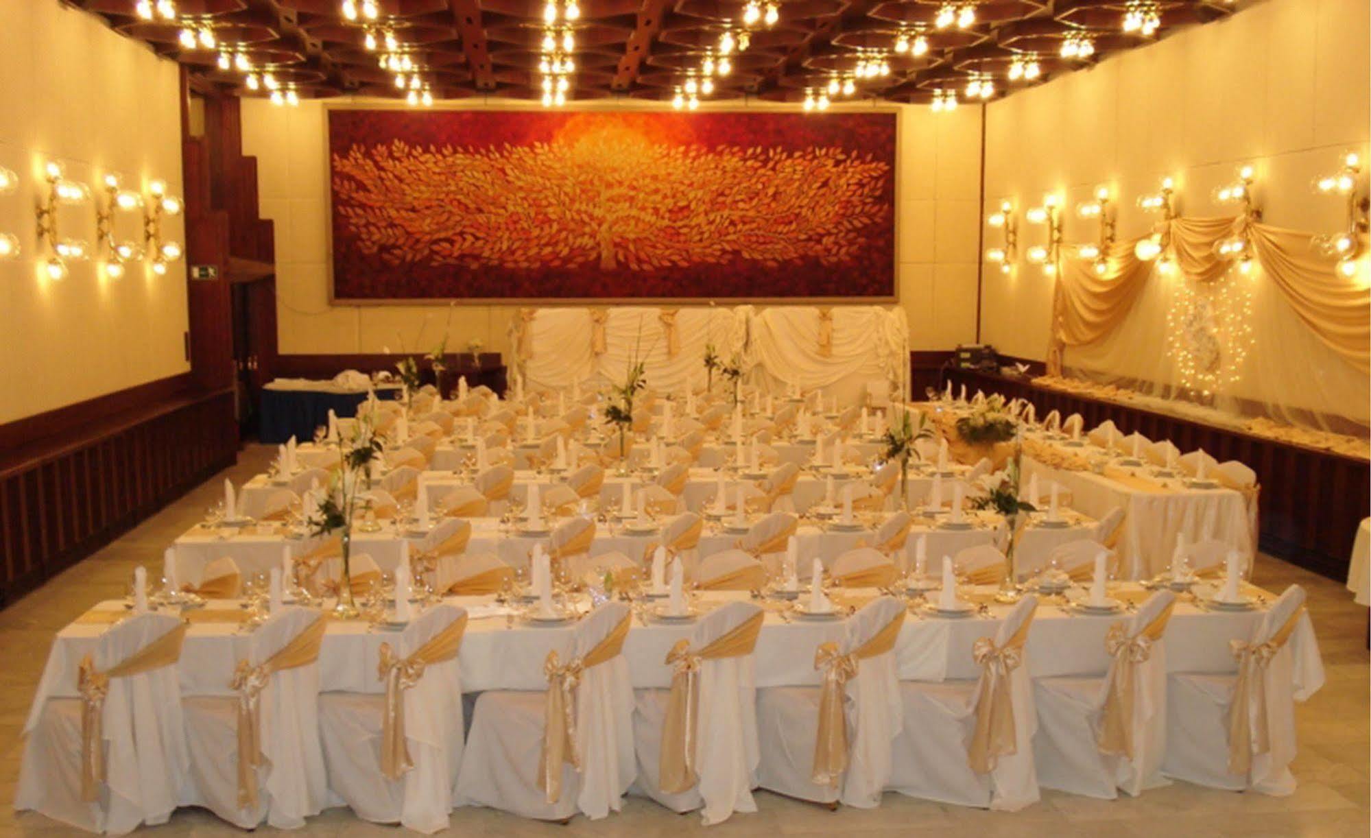 Hotel Konferencia Дьёр Экстерьер фото