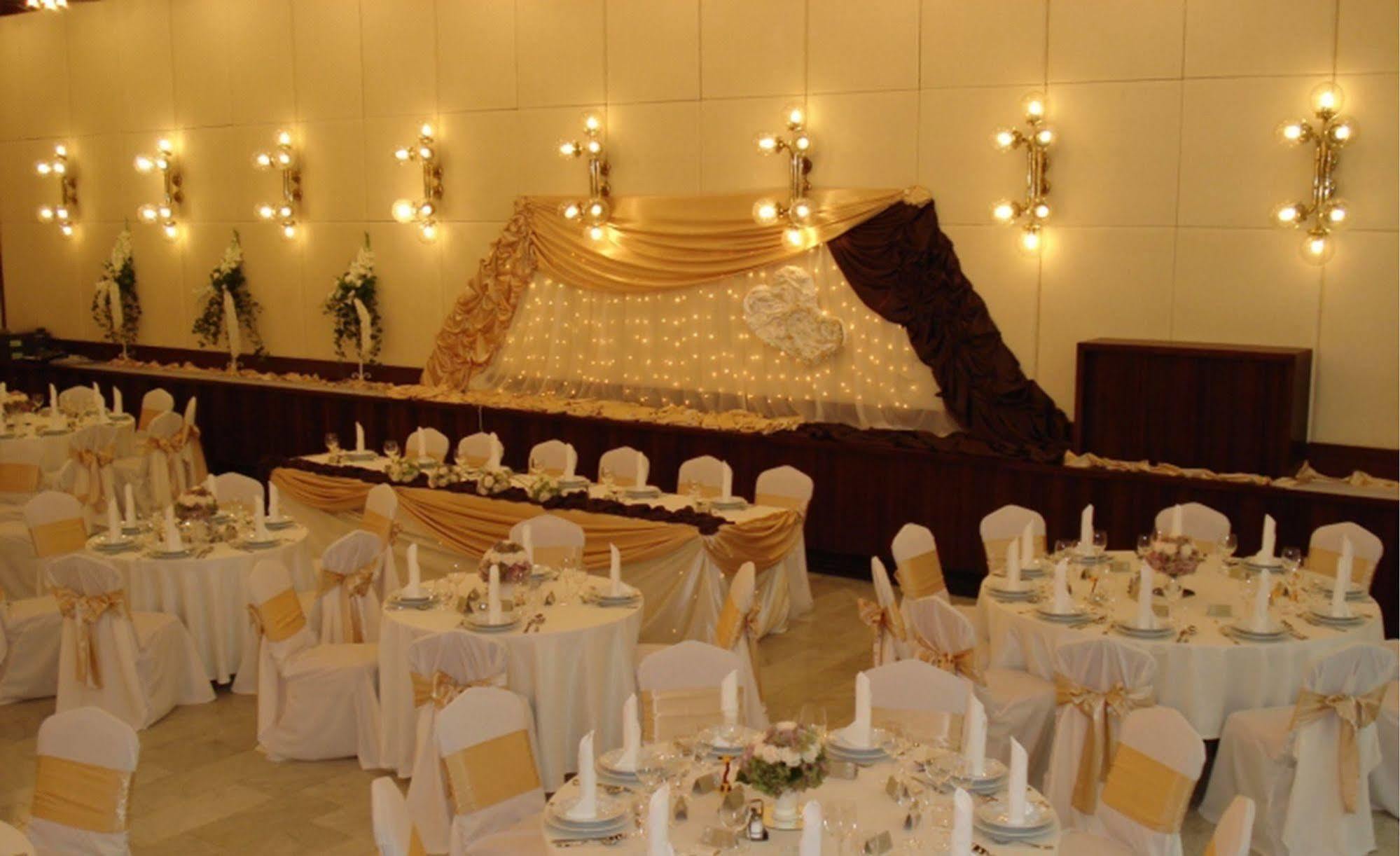 Hotel Konferencia Дьёр Экстерьер фото