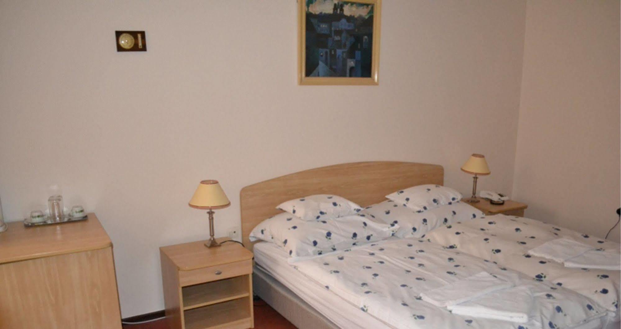 Hotel Konferencia Дьёр Экстерьер фото