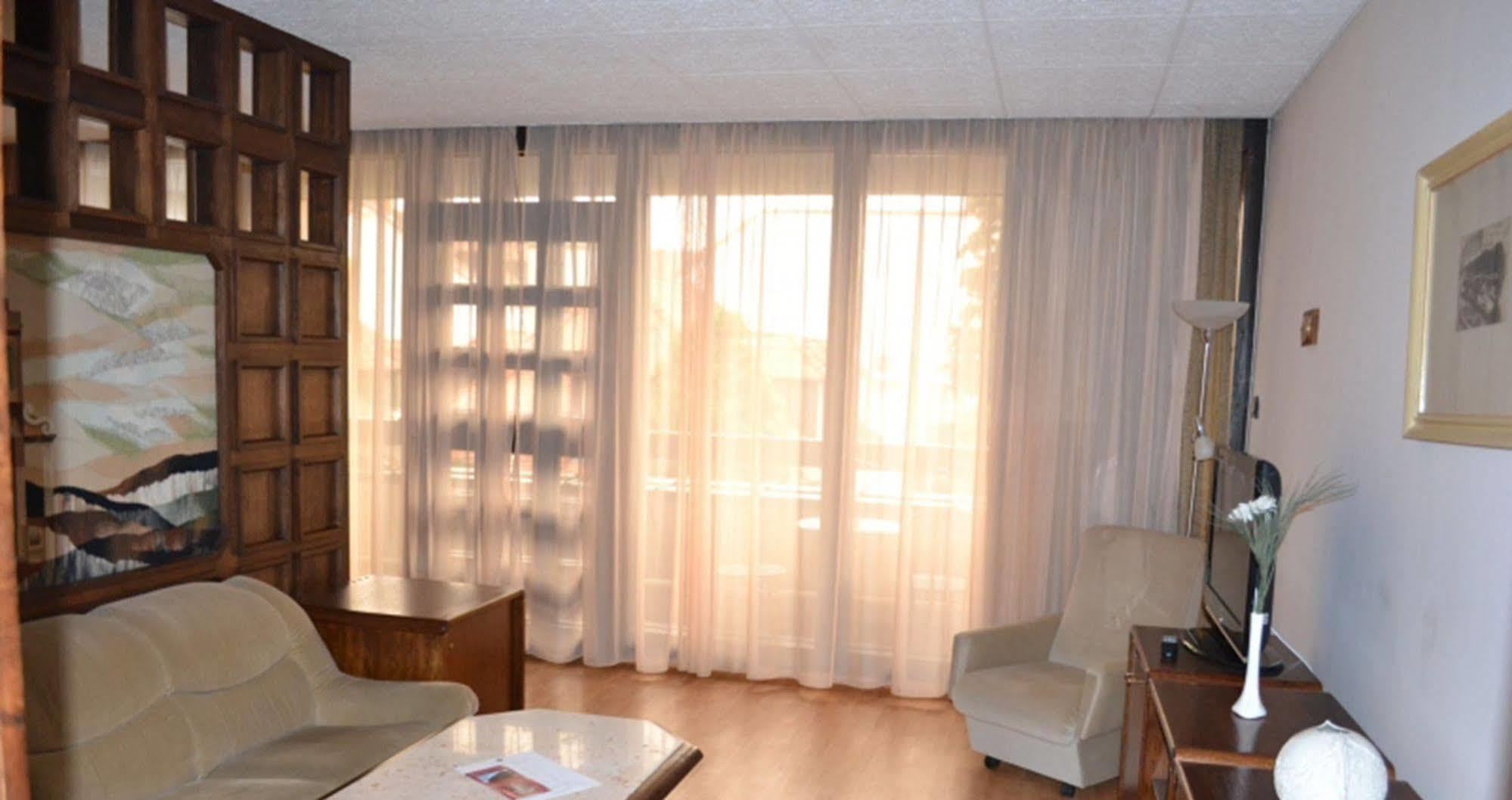 Hotel Konferencia Дьёр Экстерьер фото